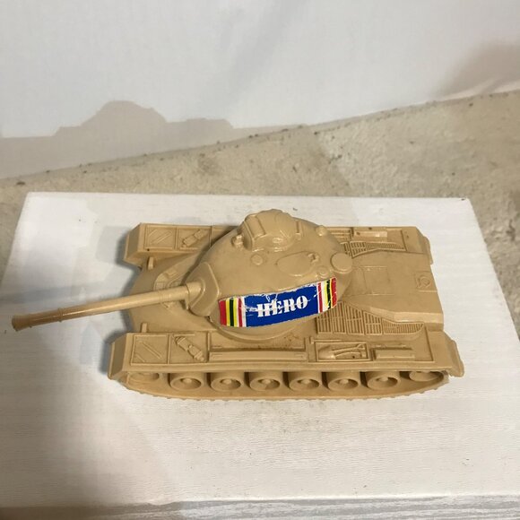 Set Of 3 Military Tanks & 1 Army Ambulance 1:72 Scale Toy Models Tan Plastic - Picture 8 of 16